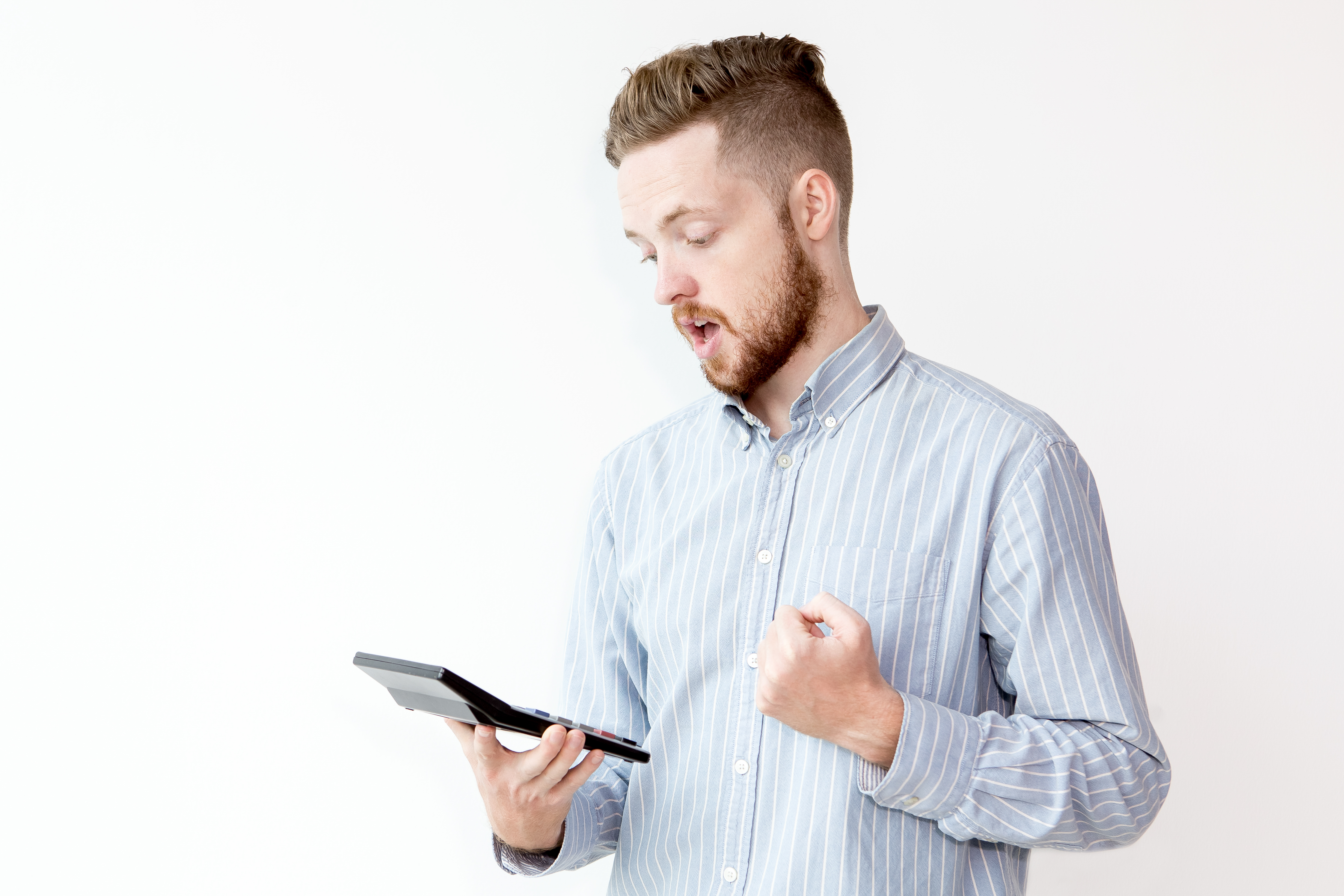 Zadowolony mężczyzna czytający z tableta